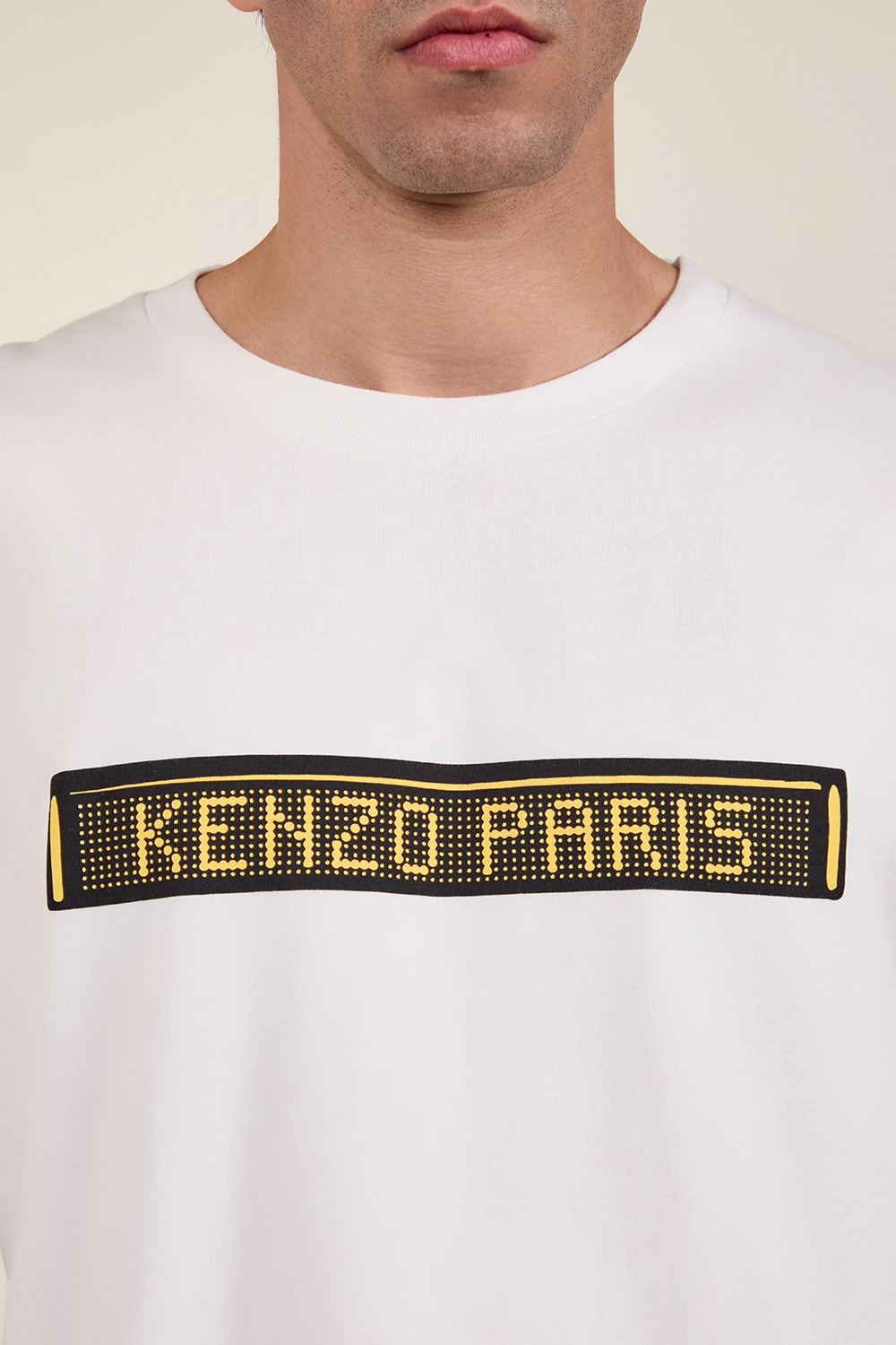 תמונת תקריב דוגמן של חולצת טי אוברסייז