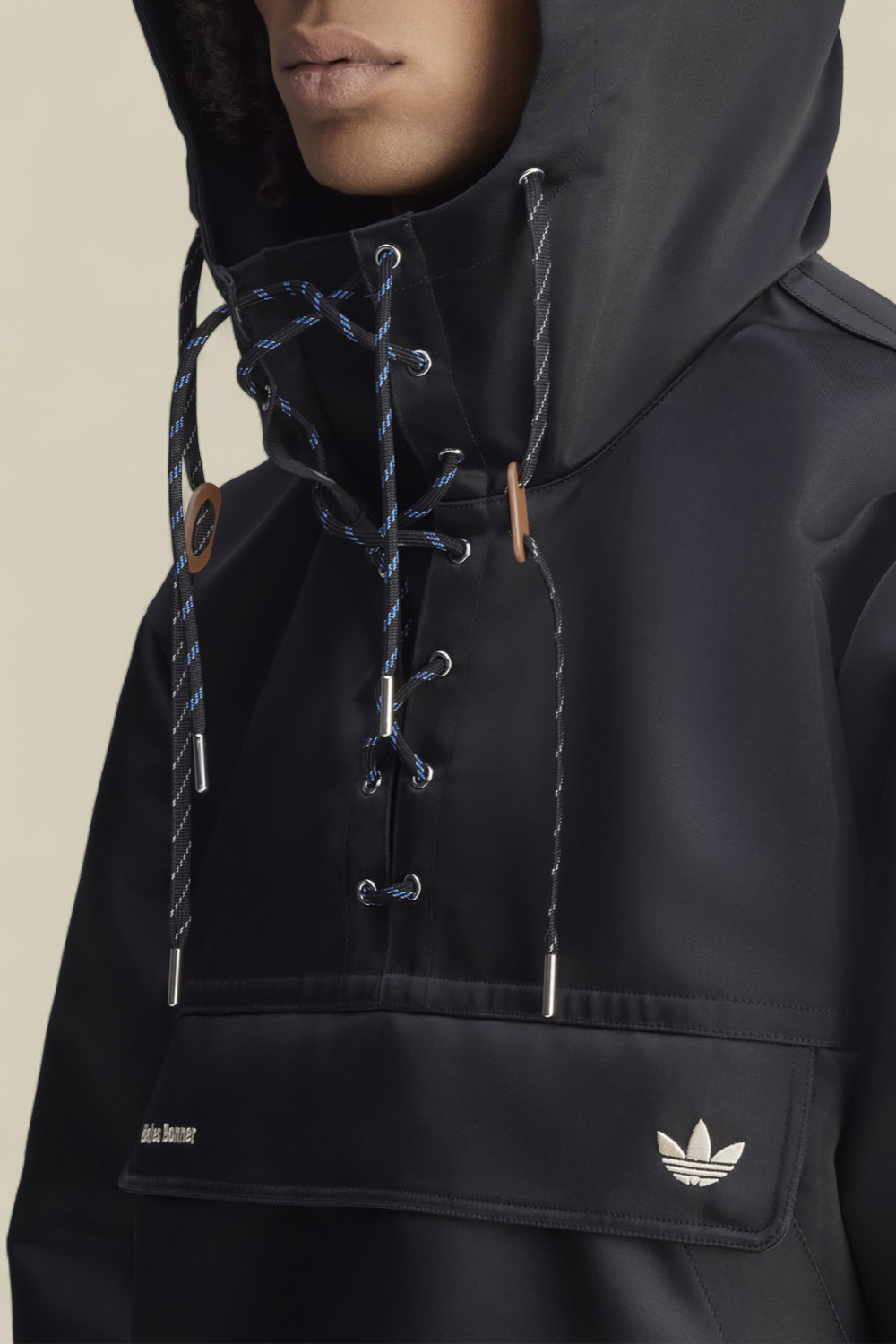 תמונת תקריב דוגמן של אדידס X וולס בונר סווטשירט קפוצ'ון