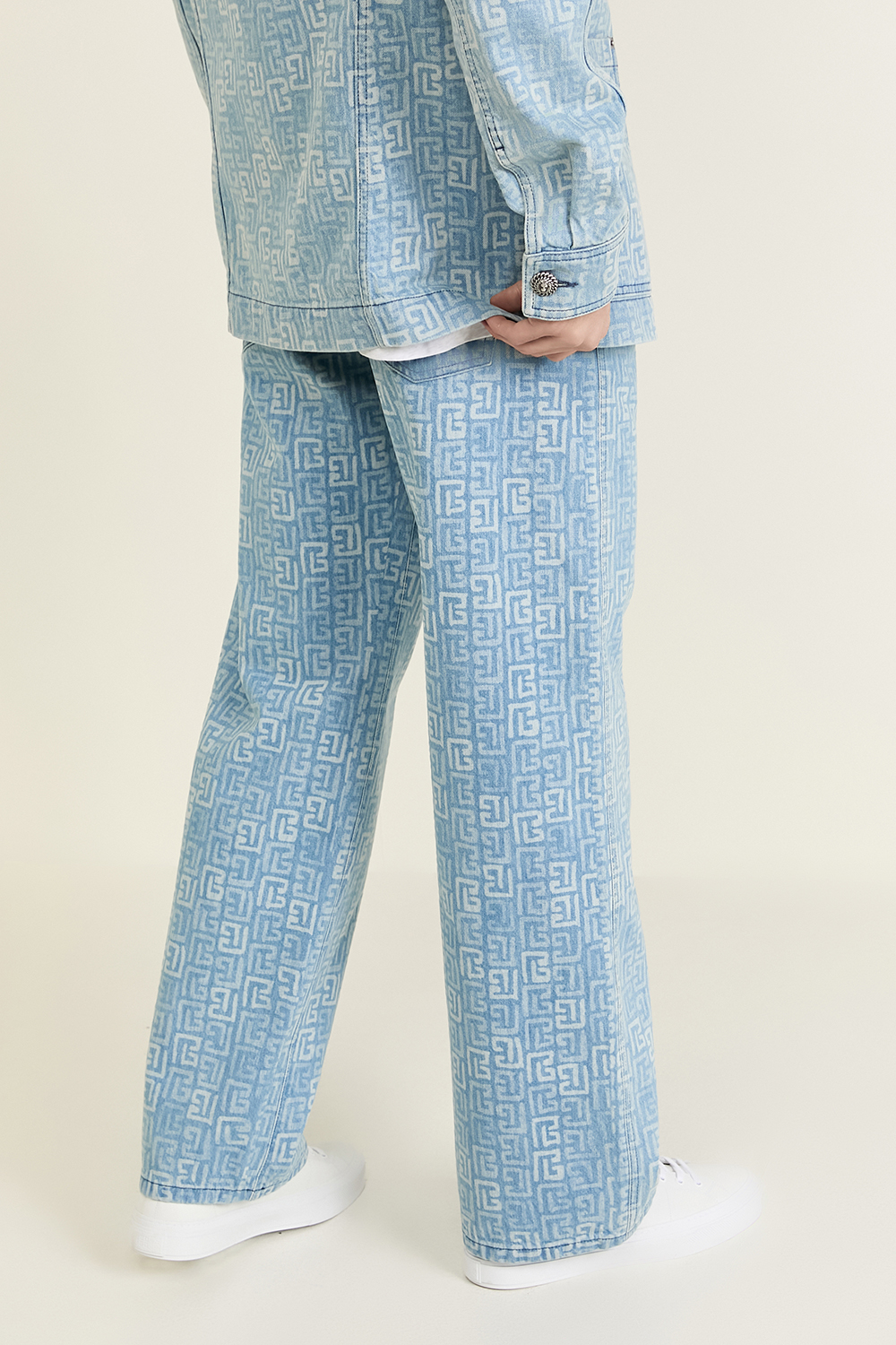 תמונת דוגמן אחורית של מכנסי ג'ינס מונוגרמה