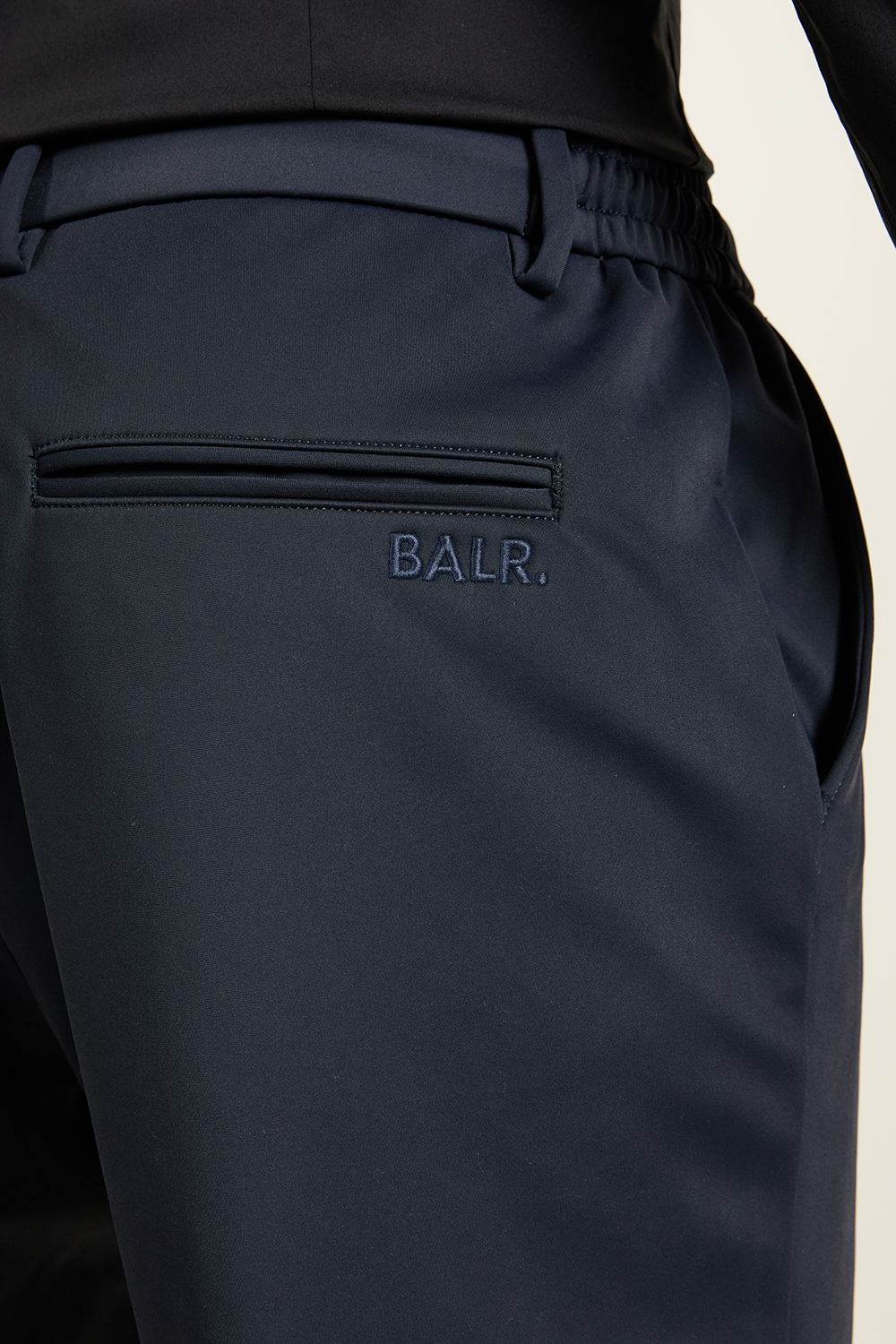 תמונת תקריב דוגמן של מכנסיים מחויטים