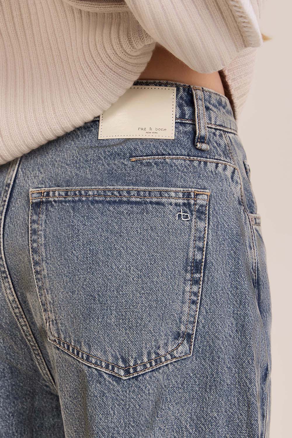 תמונת תקריב דוגמן של מכנסי ג'ינס בגזרת בלון