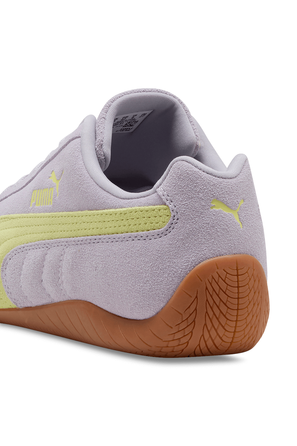 תמונת תקריב של נעלי סניקרס ספידקאט