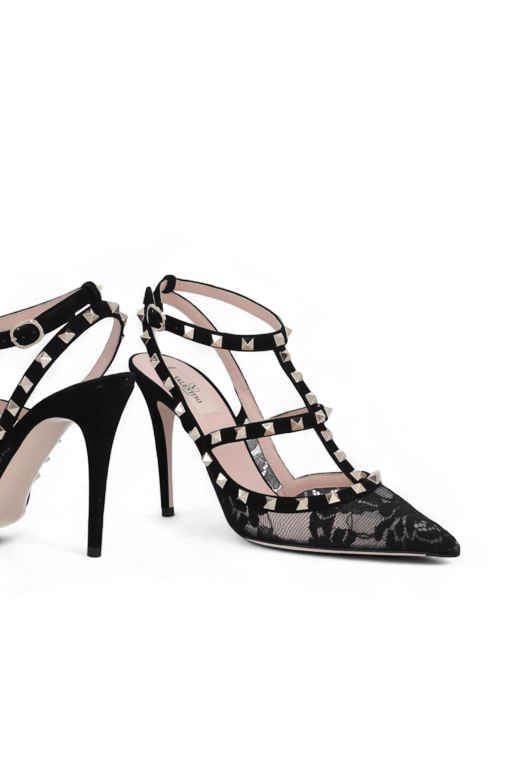 תמונת תקריב של נעלי עקב תחרה