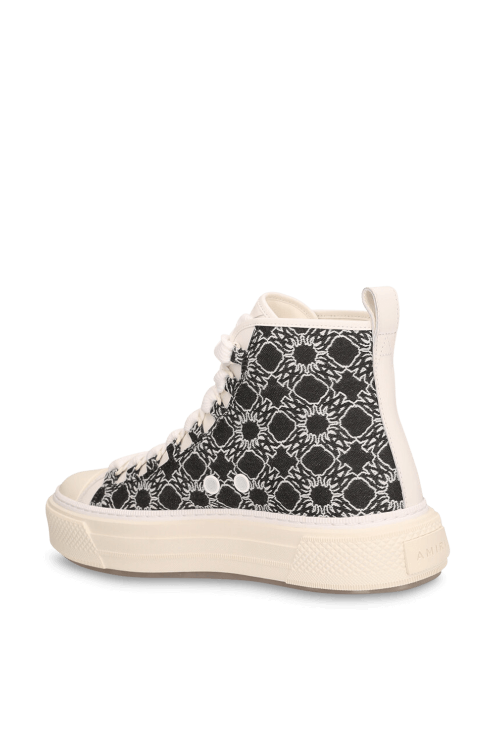 תמונה אחורית של נעלי סניקרס