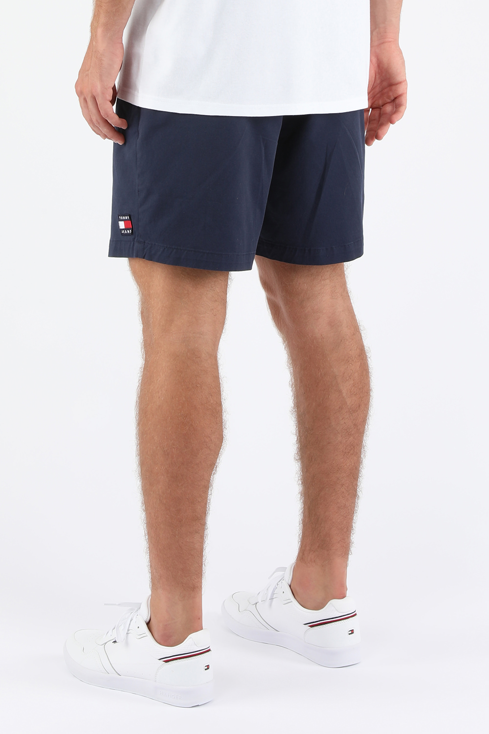 תמונת דוגמן אחורית של מכנסי טרנינג קצרים