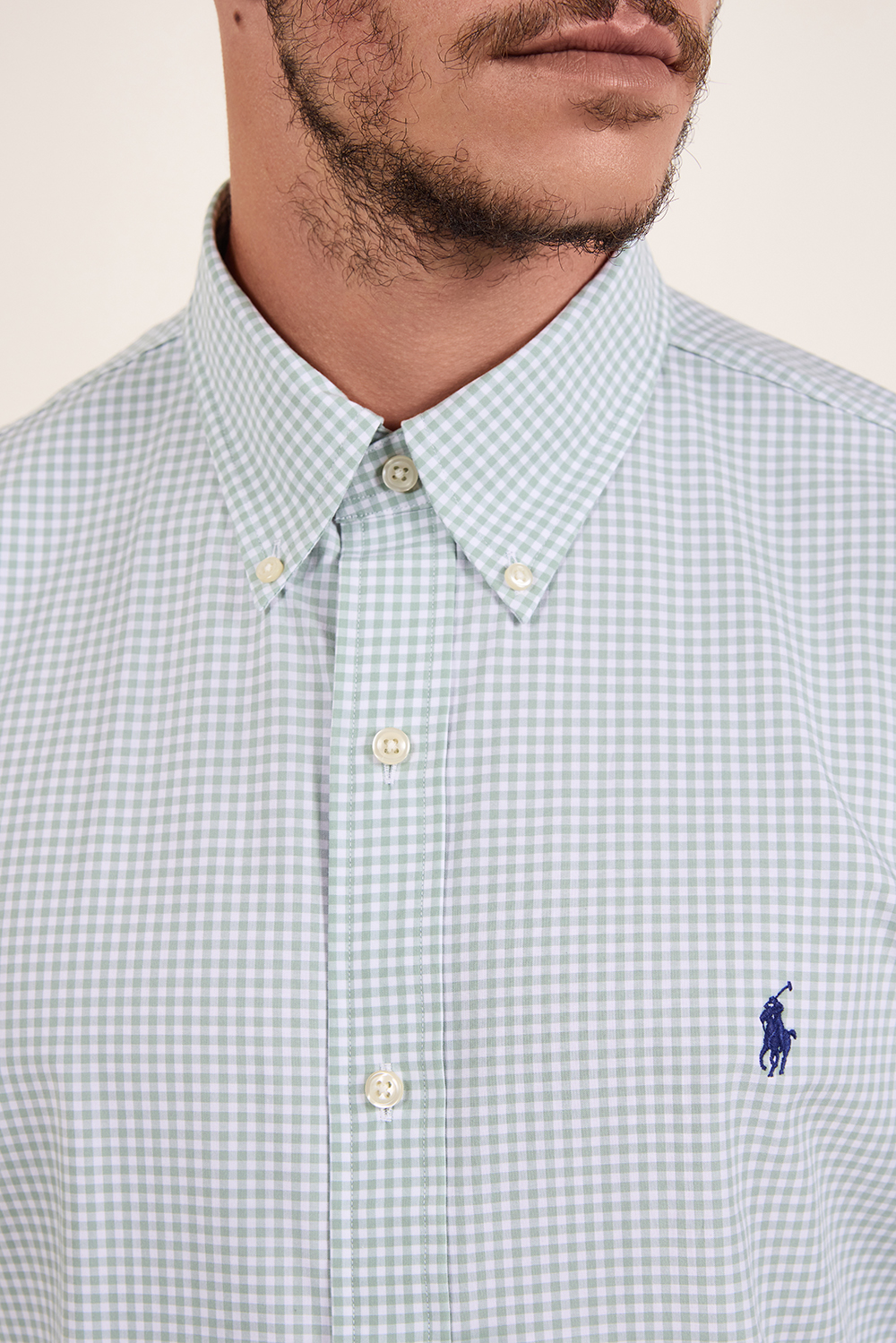 תמונת תקריב דוגמן של חולצת כפתורים