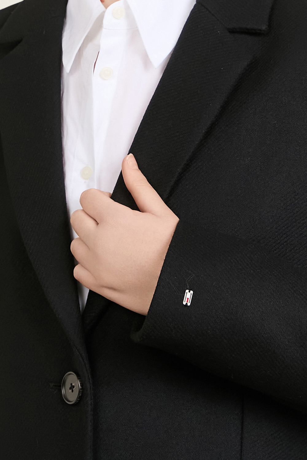 תמונת תקריב דוגמן של מעיל צמר וקשמיר