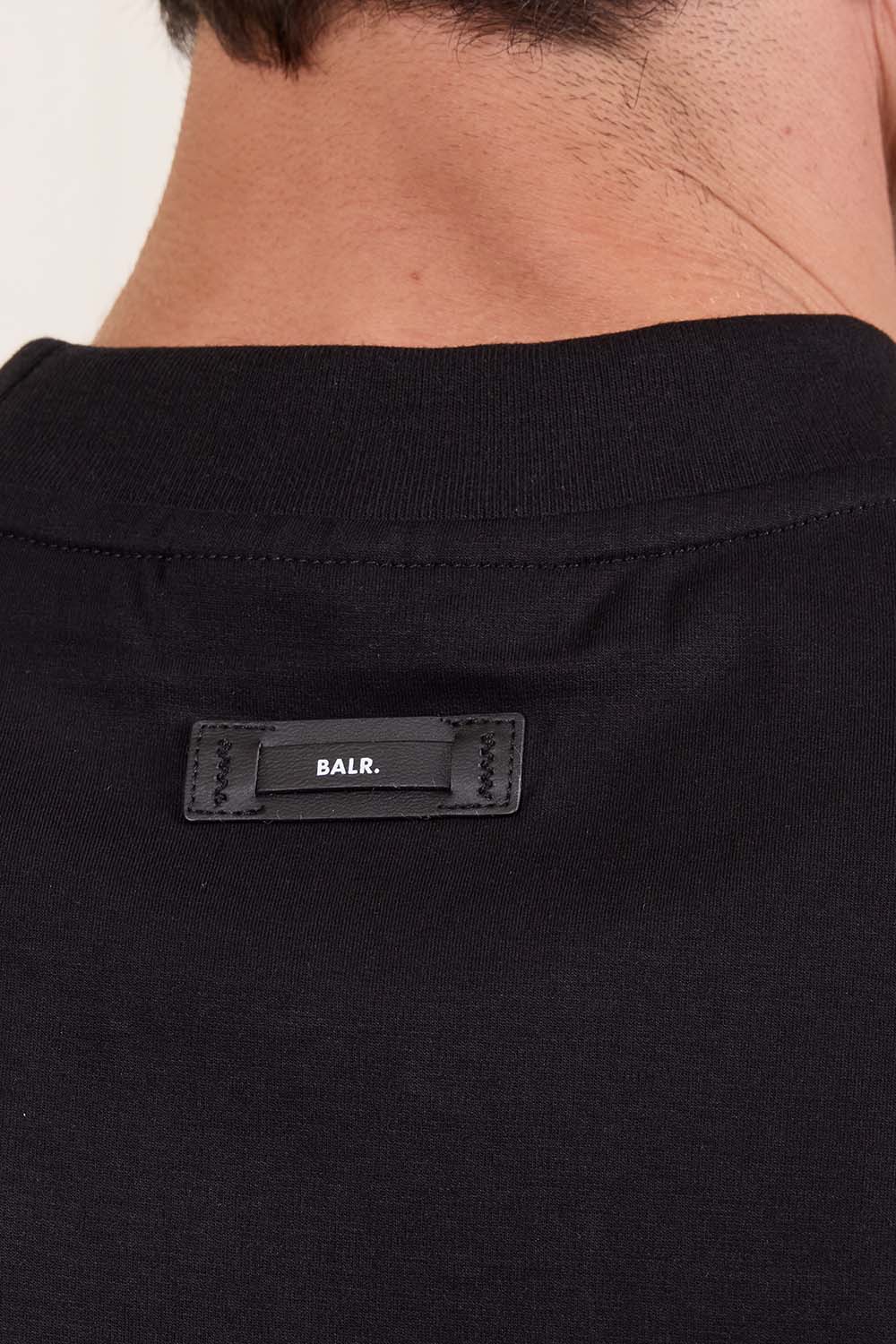 תמונת תקריב דוגמן של חולצת טי משוחררת