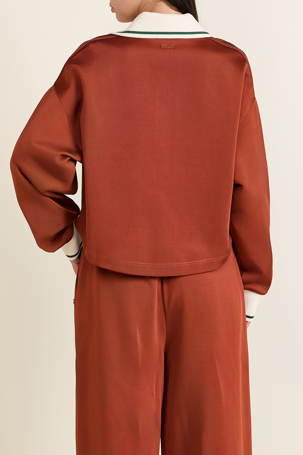 תמונת דוגמן אחורית של סווטשירט פולו אוברסייז