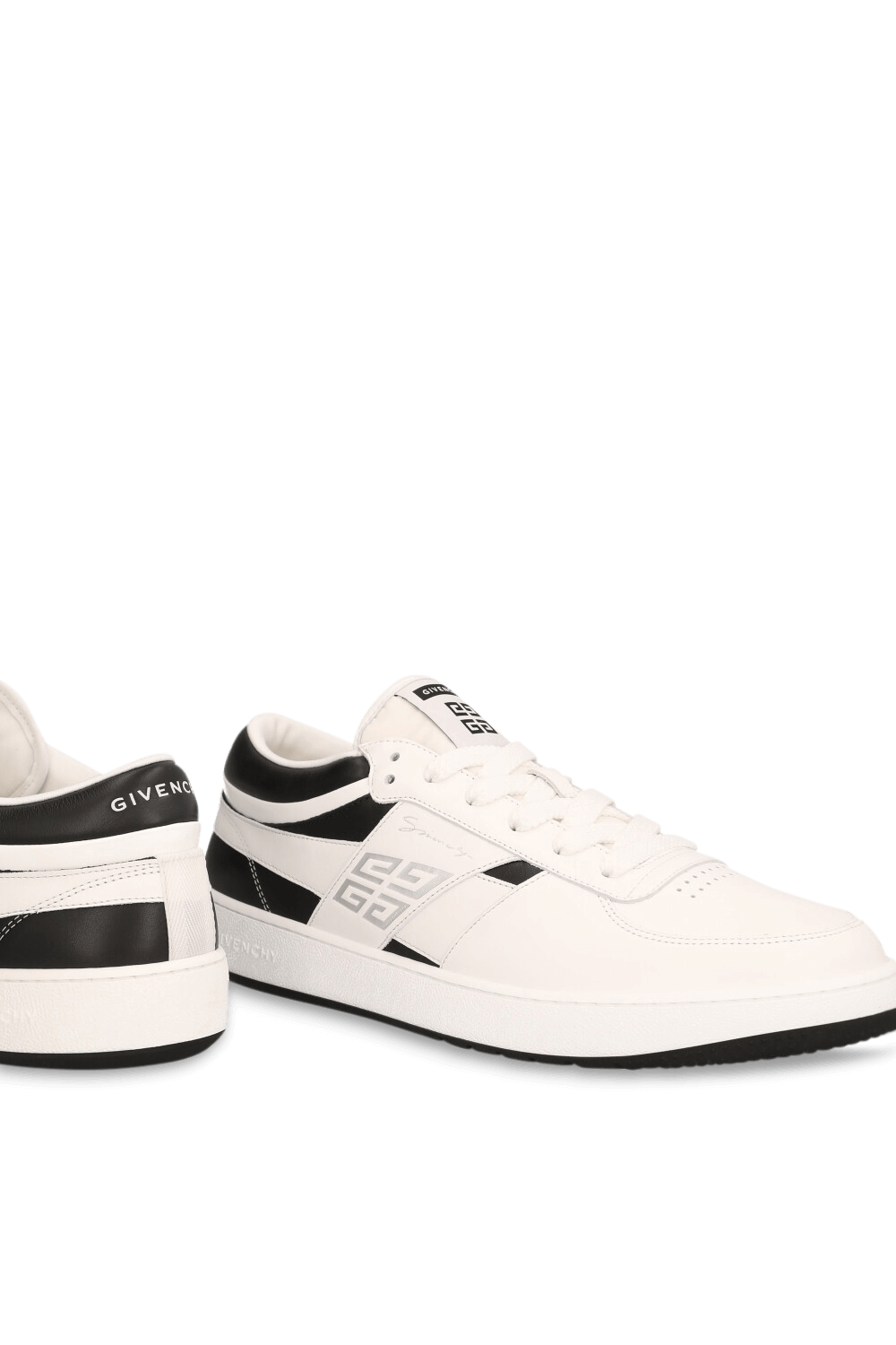 תמונת תקריב של נעלי סניקרס