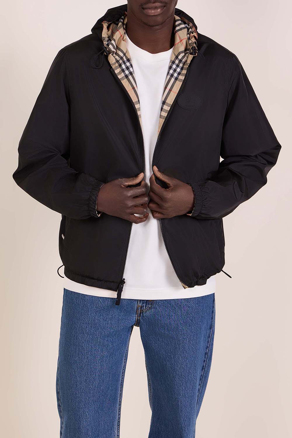 תמונת דוגמן אחורית של מעיל רוח דו צדדי