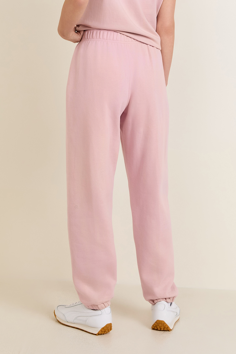 תמונת דוגמן אחורית של Scuba Mid-Rise Oversized Jogger Regular