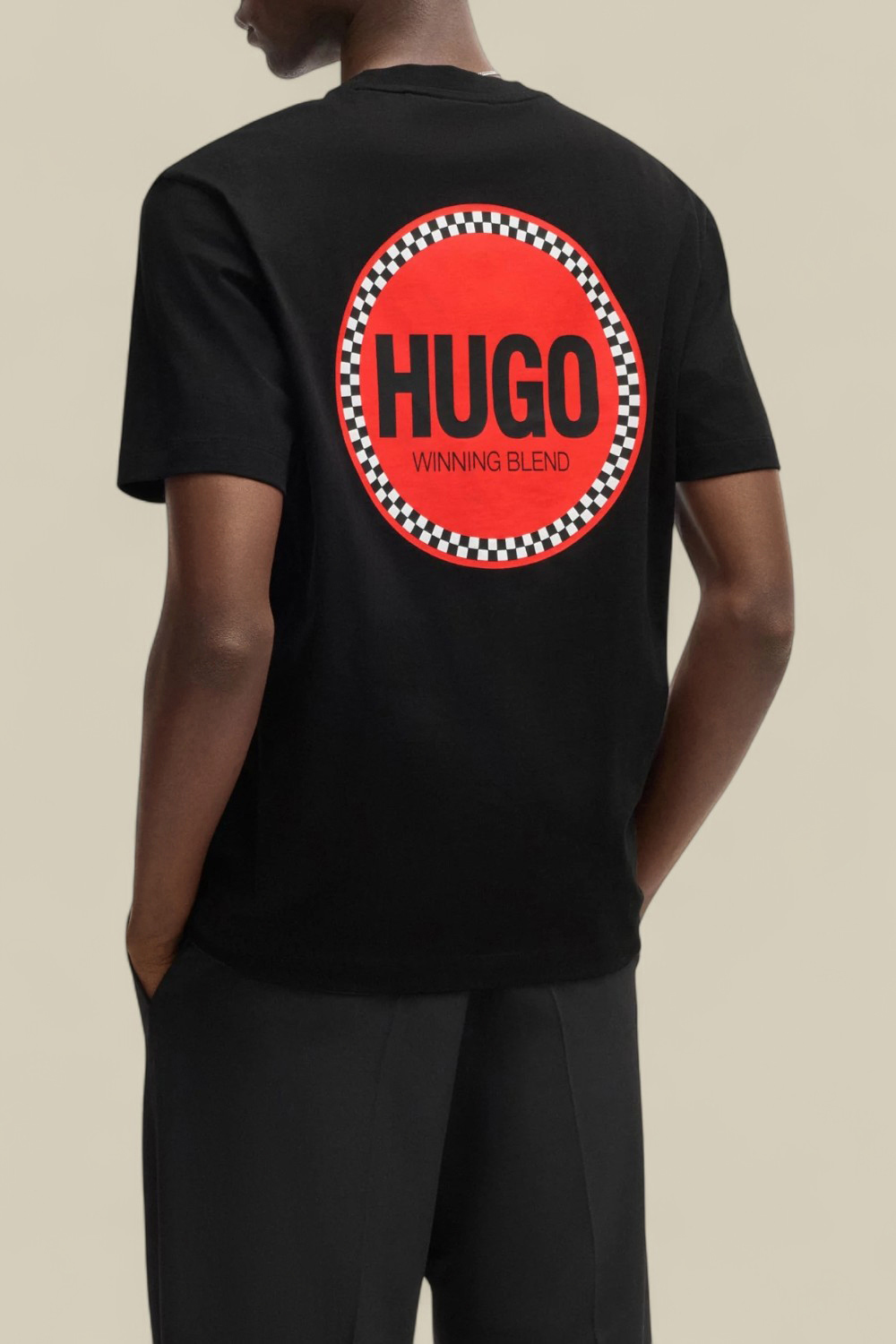 תמונת דוגמן אחורית של חולצת טי