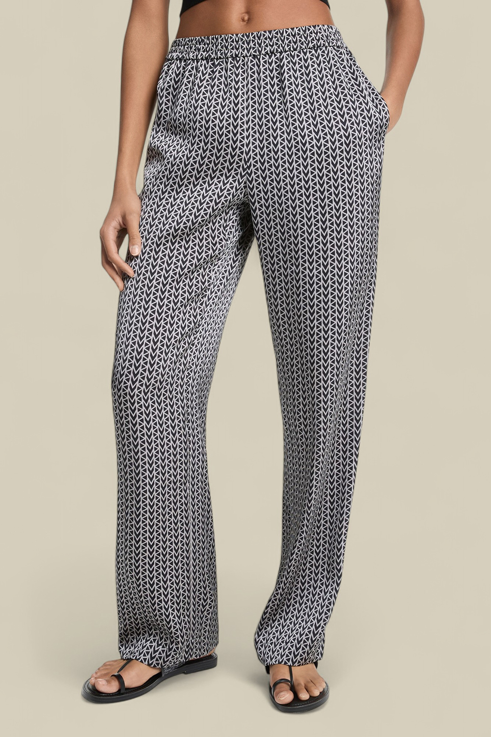 תמונת דוגמן קידמית של מכנסיים ארוכים בגזרה משוחררת