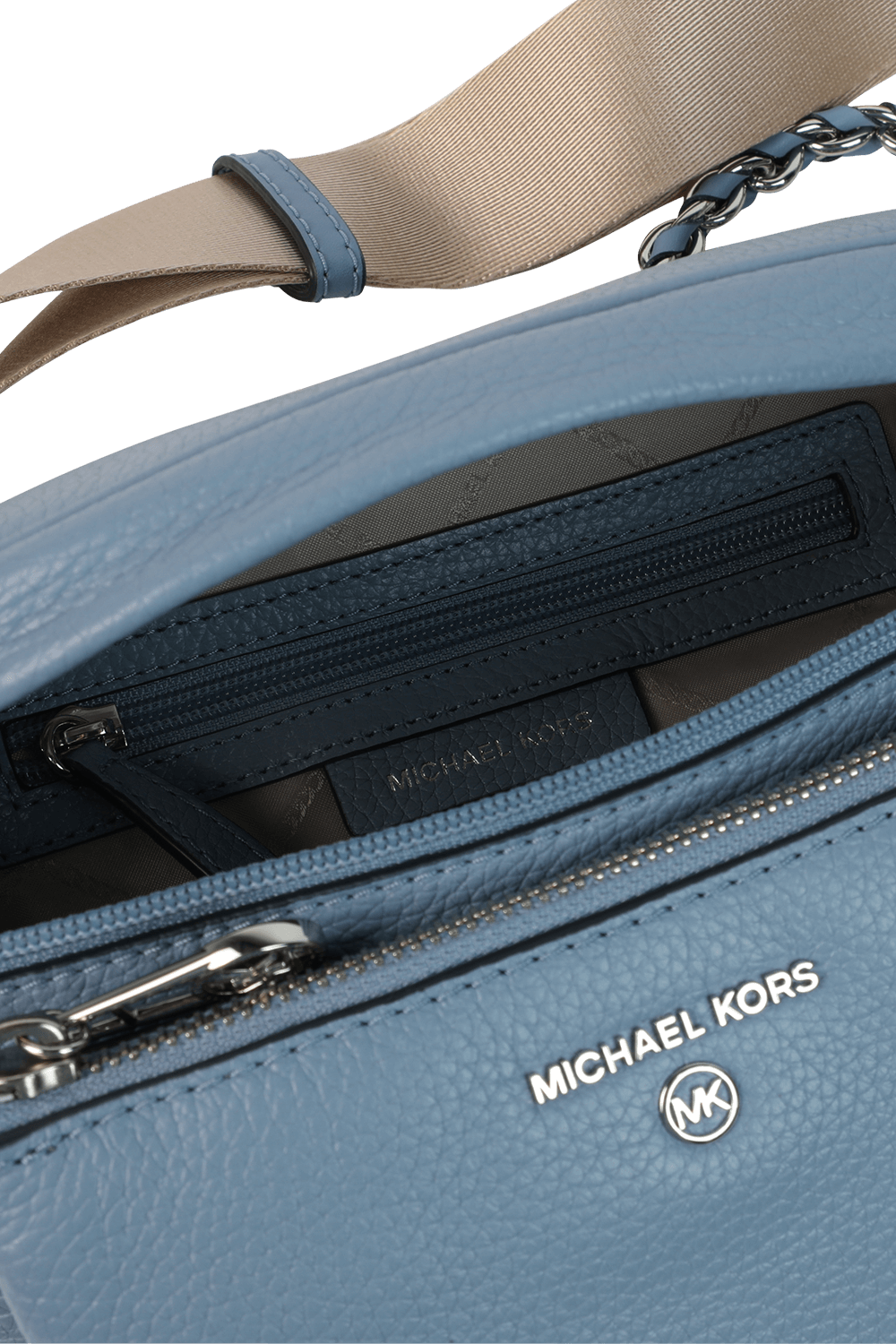 תמונת פנים של תיק קרוס מעור מגורען עם שרשרת מתכת