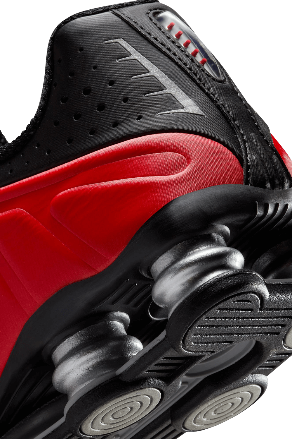 תמונת תקריב של נעלי סניקרס Shox R4