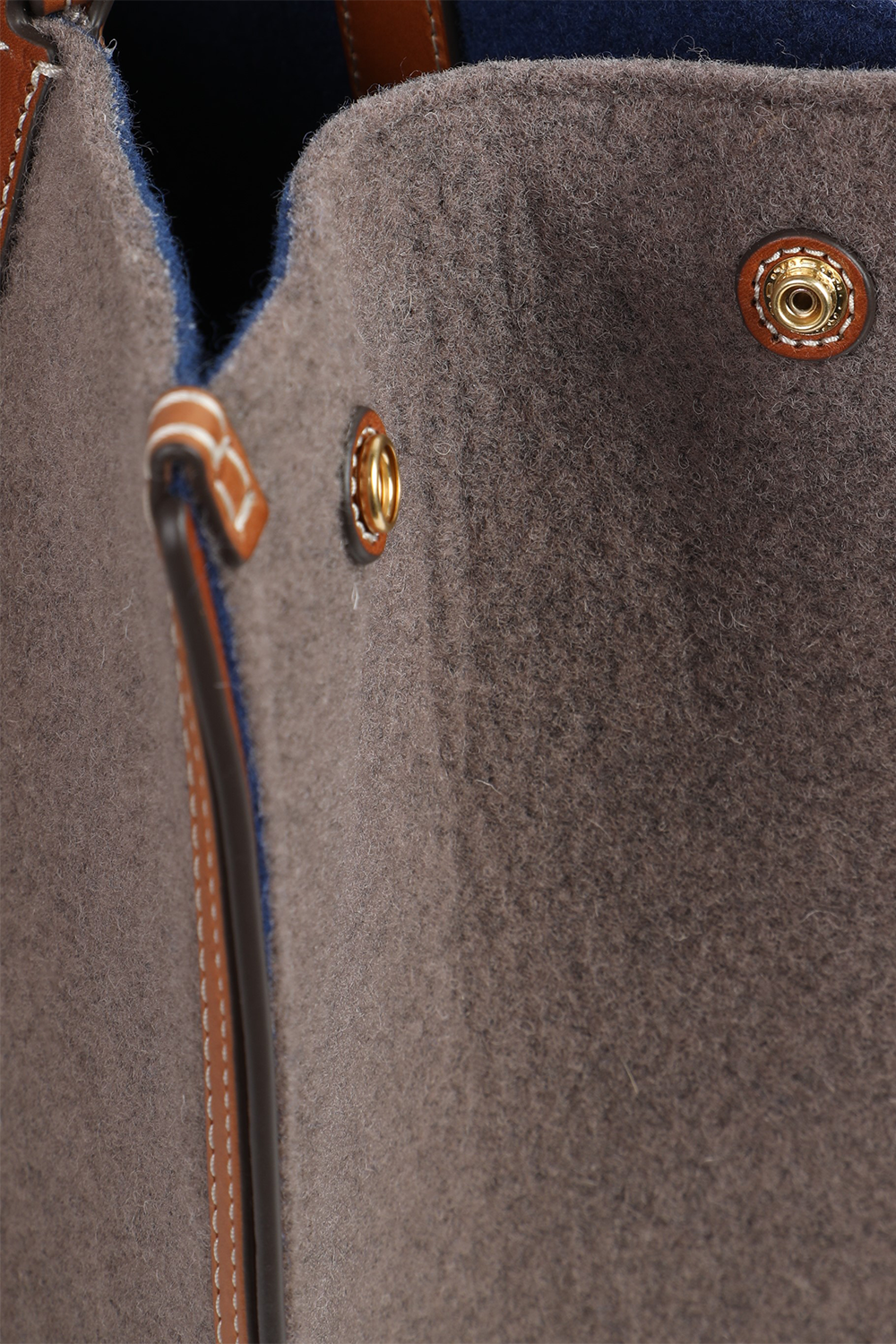 תמונת פנים של תיק נשיאה מצמר עם רקמה מונוגרמית