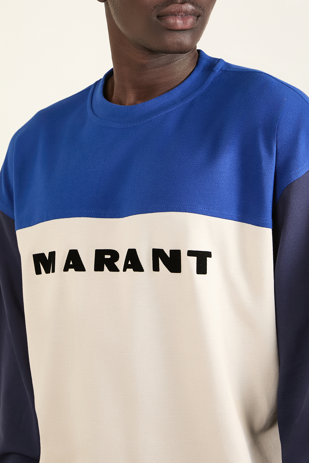 תמונת תקריב דוגמן של סווטשירט קולור בלוק