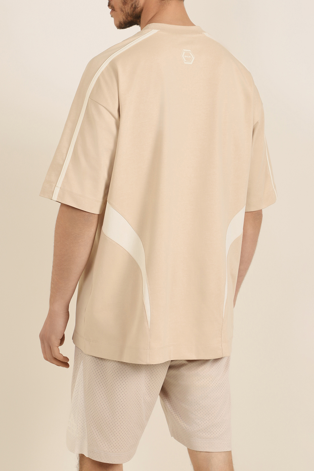 תמונת דוגמן אחורית של חולצת טי אוברסייז