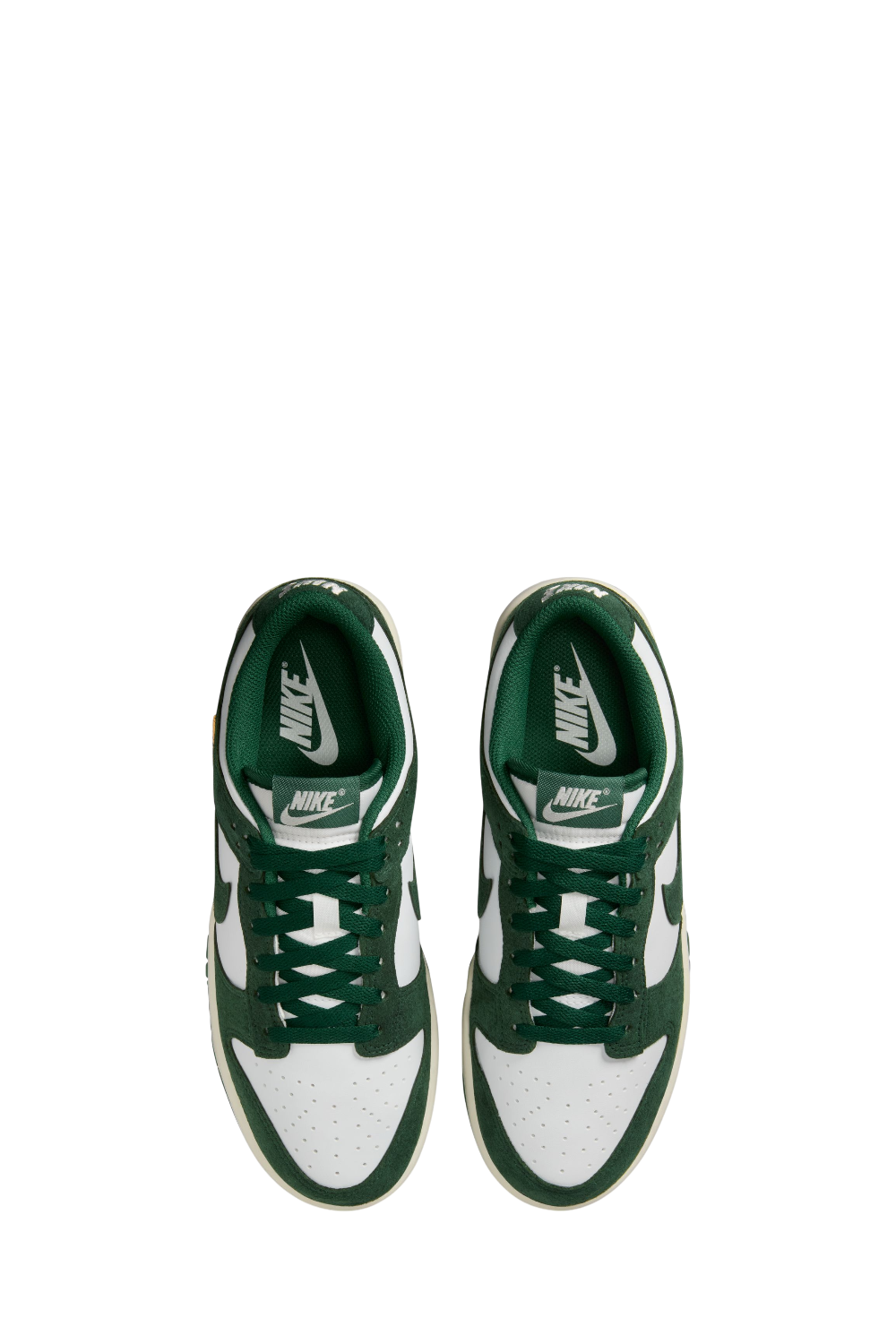 תמונת תקריב של נעלי סניקרס דאנק