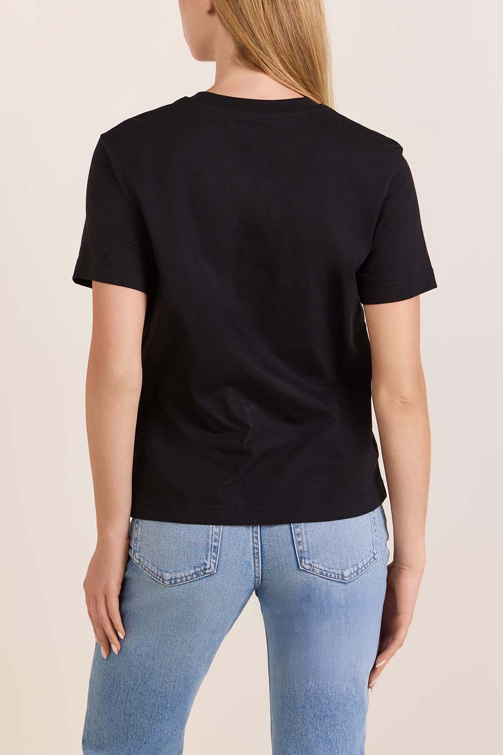 תמונת דוגמן אחורית של חולצת טי