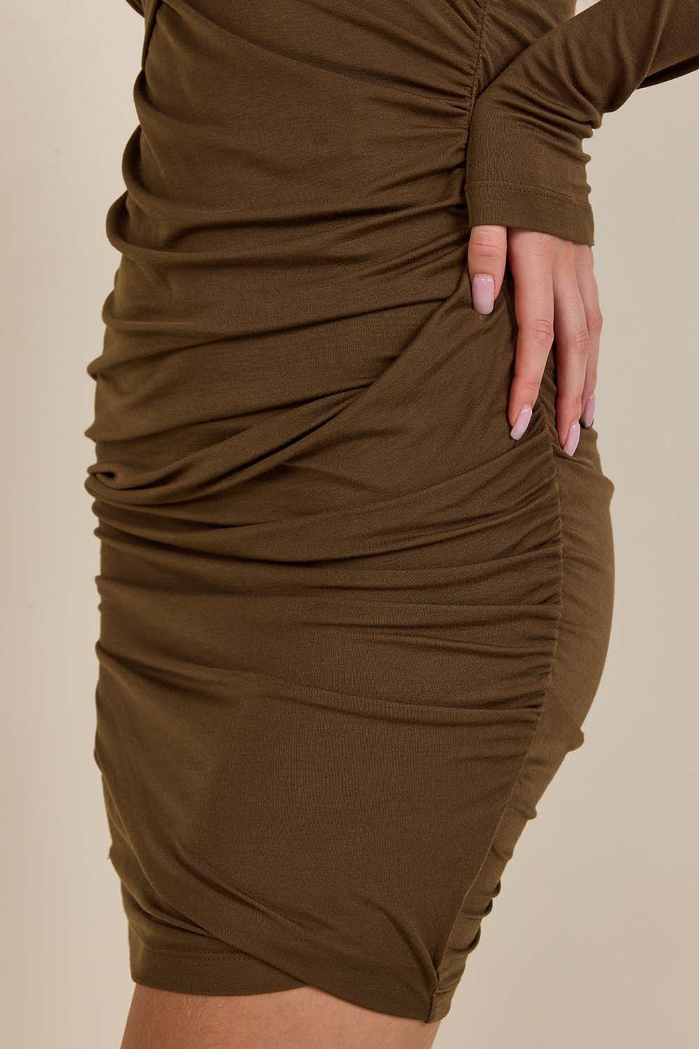 תמונת תקריב דוגמן של שמלת מיני עם כיווצים