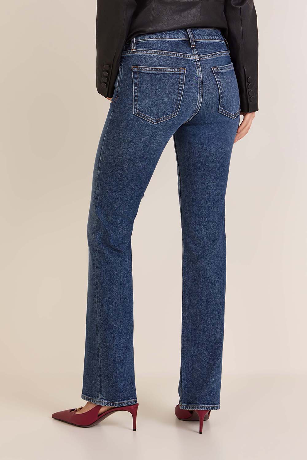 תמונת דוגמן אחורית של מכנסי ג'ינס בגזרה מתרחבת