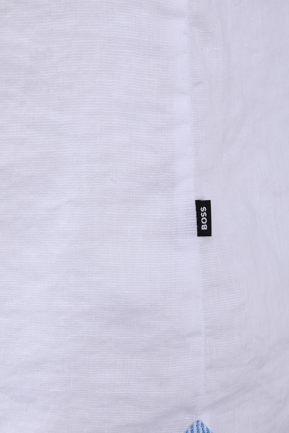 תמונת תקריב של חולצה מכופתרת לבנה קצרה