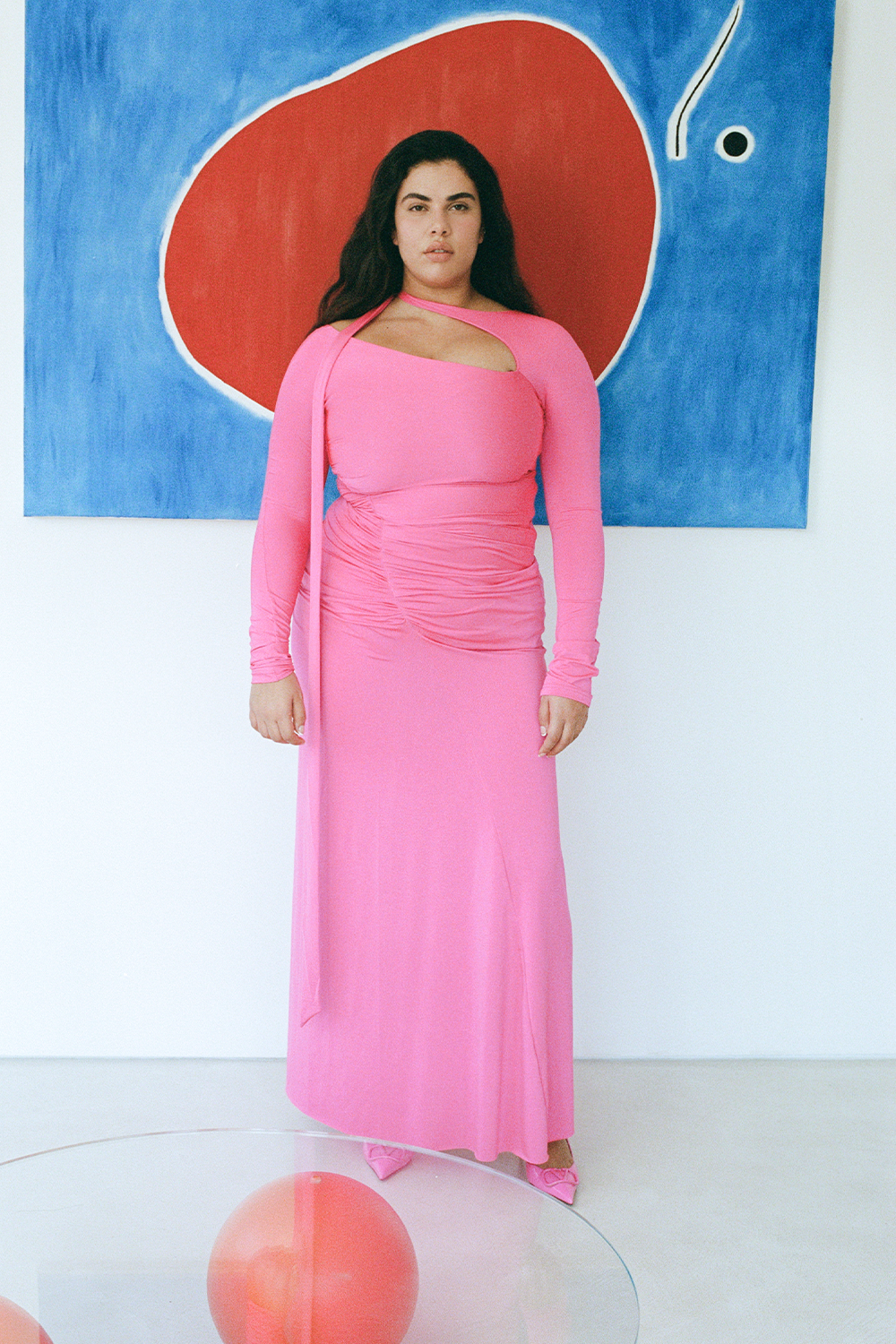 תמונת אווירה של שמלת מקסי א-סימטרית