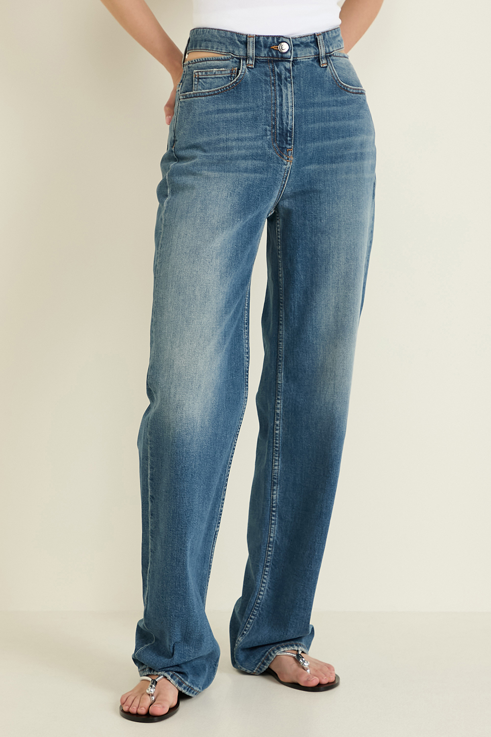 תמונת דוגמן קידמית של מכנסי ג'ינס קאט-אאוט