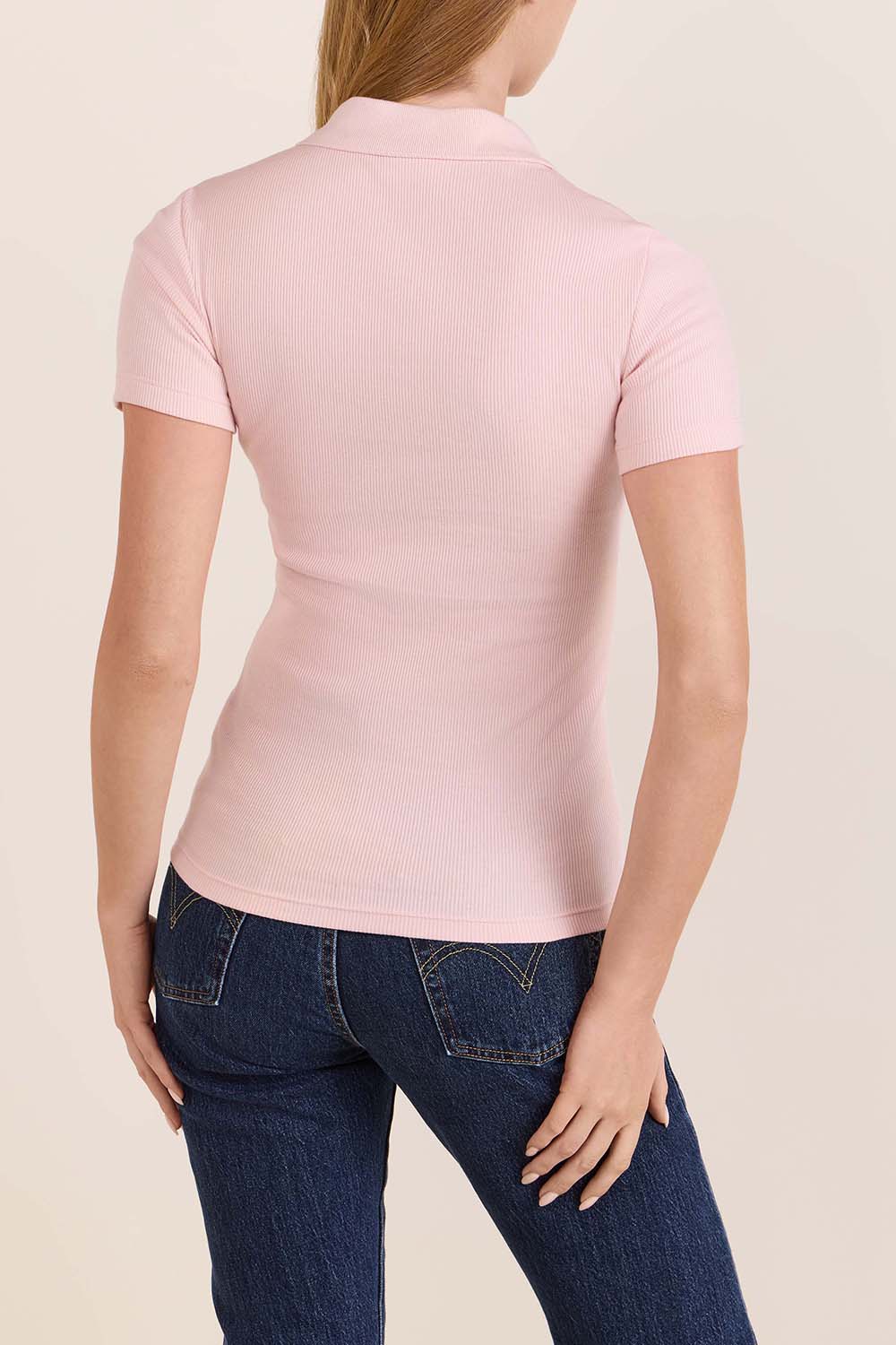 תמונת דוגמן אחורית של חולצת פולו סלים פיט