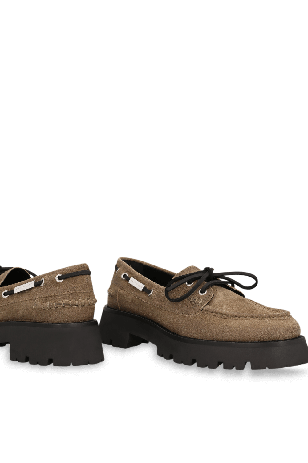 תמונת תקריב של נעלי מוקסינים פלטפורמה