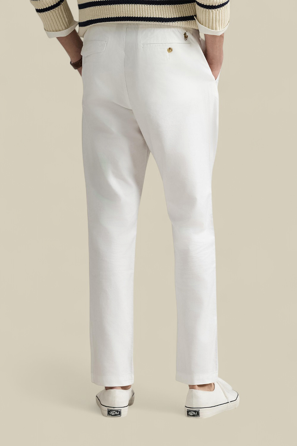 תמונת דוגמן אחורית של מכנסיים צ'ינו