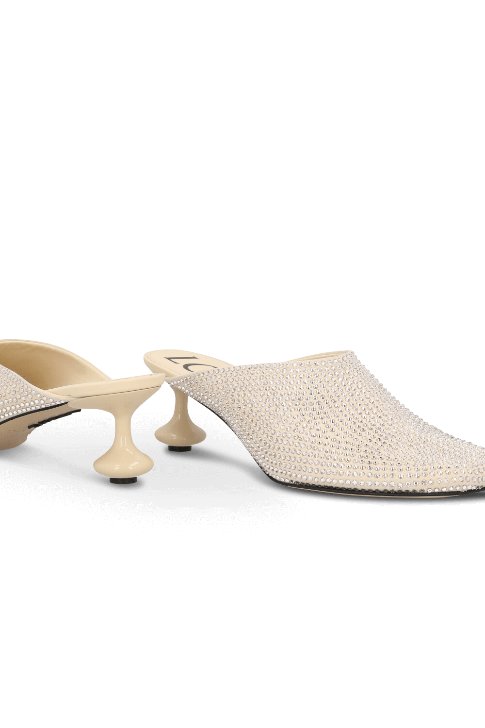 תמונת תקריב של נעלי מיולס עקב