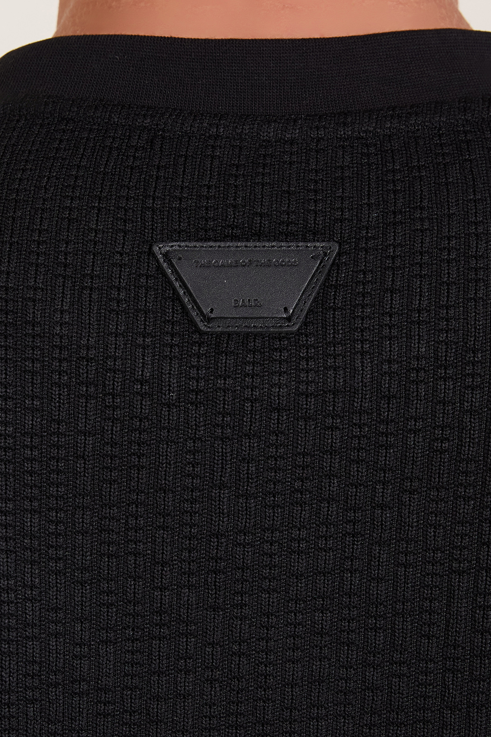 תמונת תקריב דוגמן של סט מכנסיים קצרים וחולצת טי