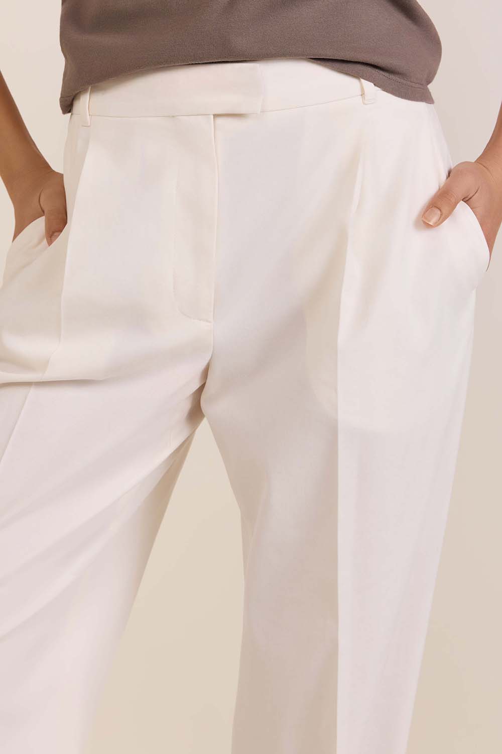 תמונת תקריב דוגמן של מכנסיים מחוייטים