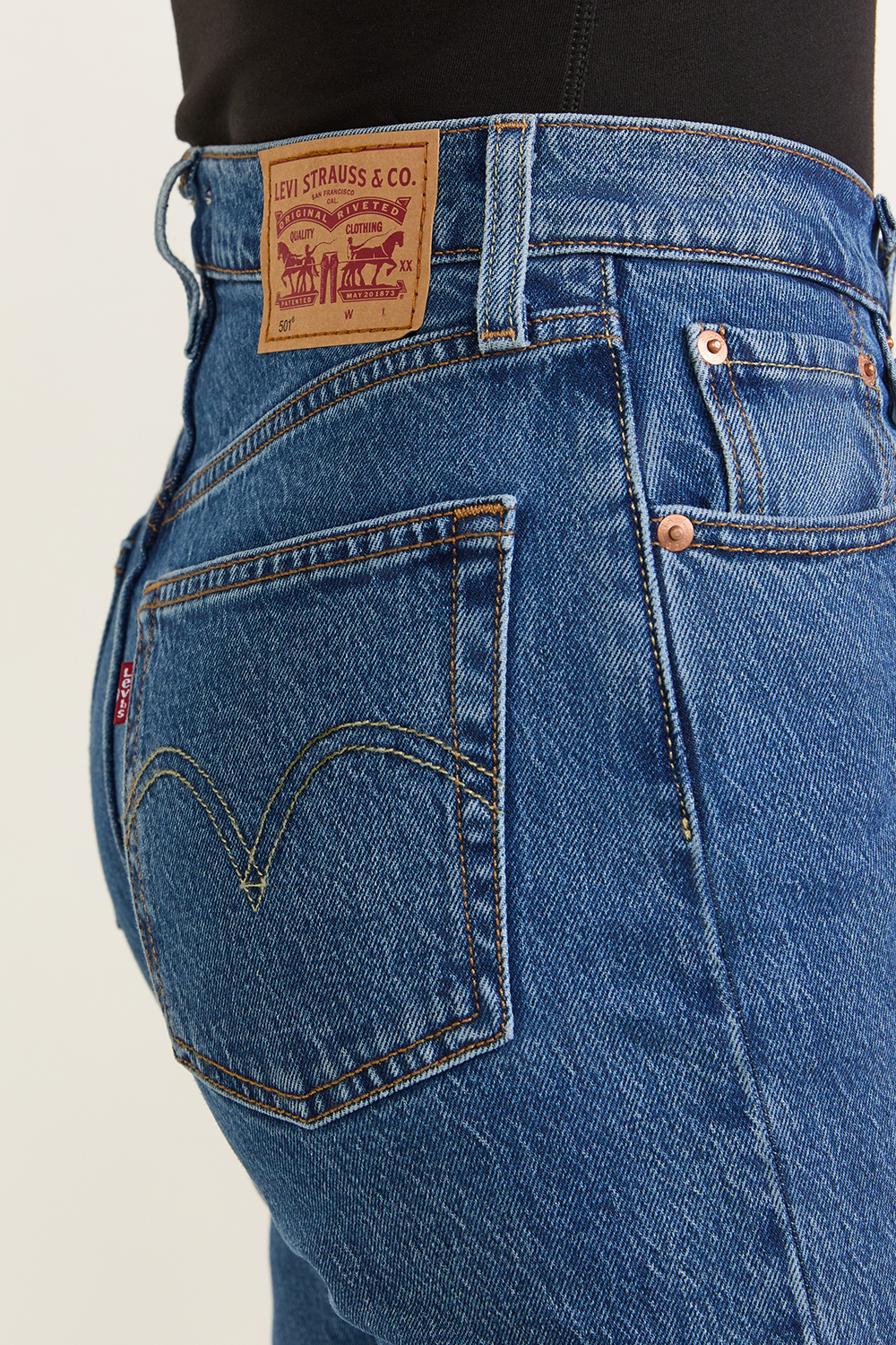 תמונת תקריב דוגמן של מכנסי ג'ינס קרופ 501 בגזרה ישרה