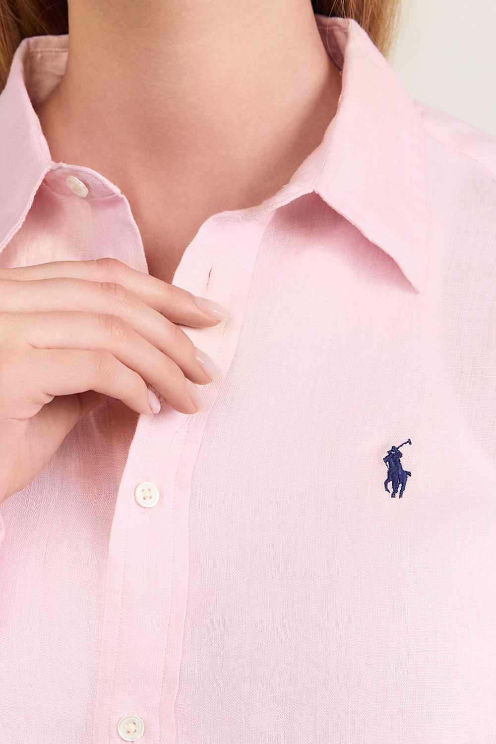 תמונת תקריב דוגמן של חולצת כפתורים מפשתן