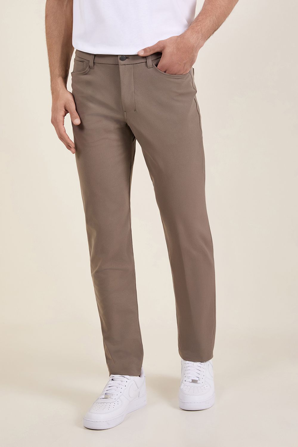 תמונת דוגמן קידמית של ABC Classic-Fit 5PKT Pant 32''L Warpstreme