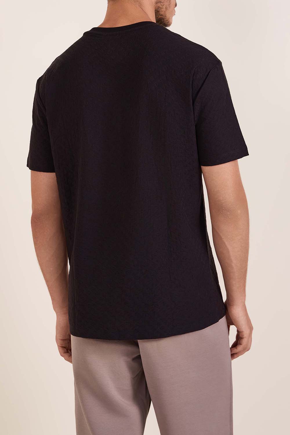 תמונת דוגמן אחורית של חולצת טי