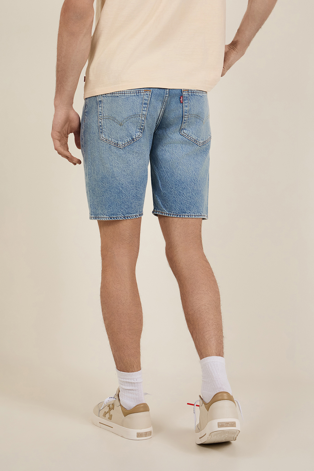 תמונת דוגמן אחורית של מכנסי ג'ינס קצרים 501