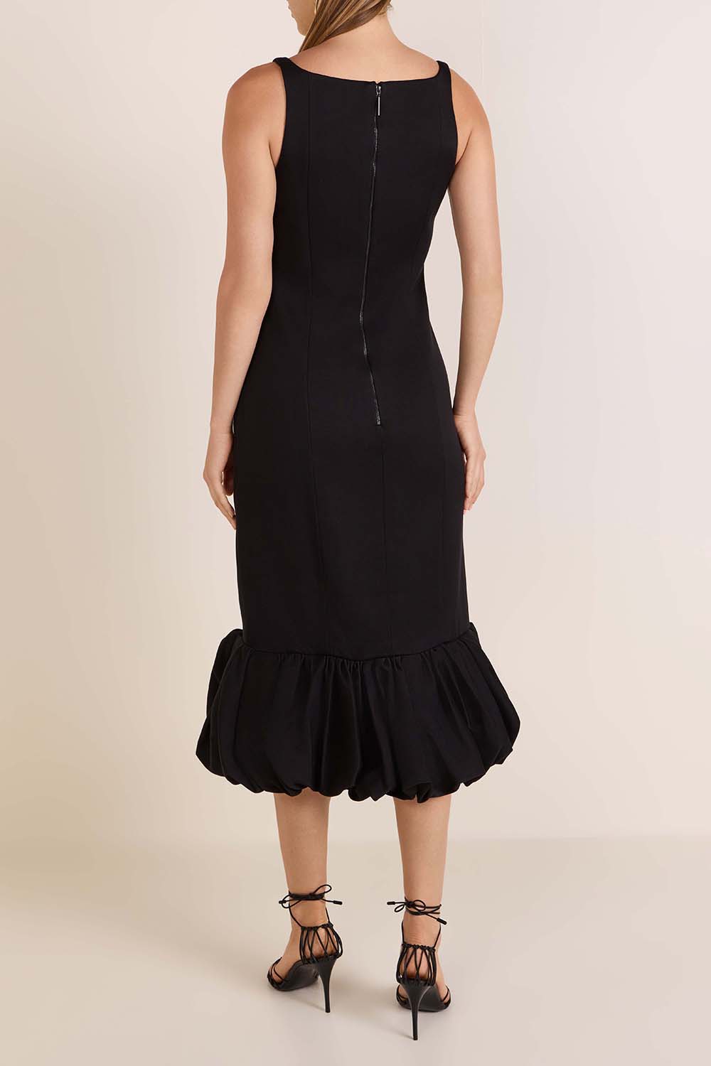 תמונת דוגמן אחורית של שמלת מידי