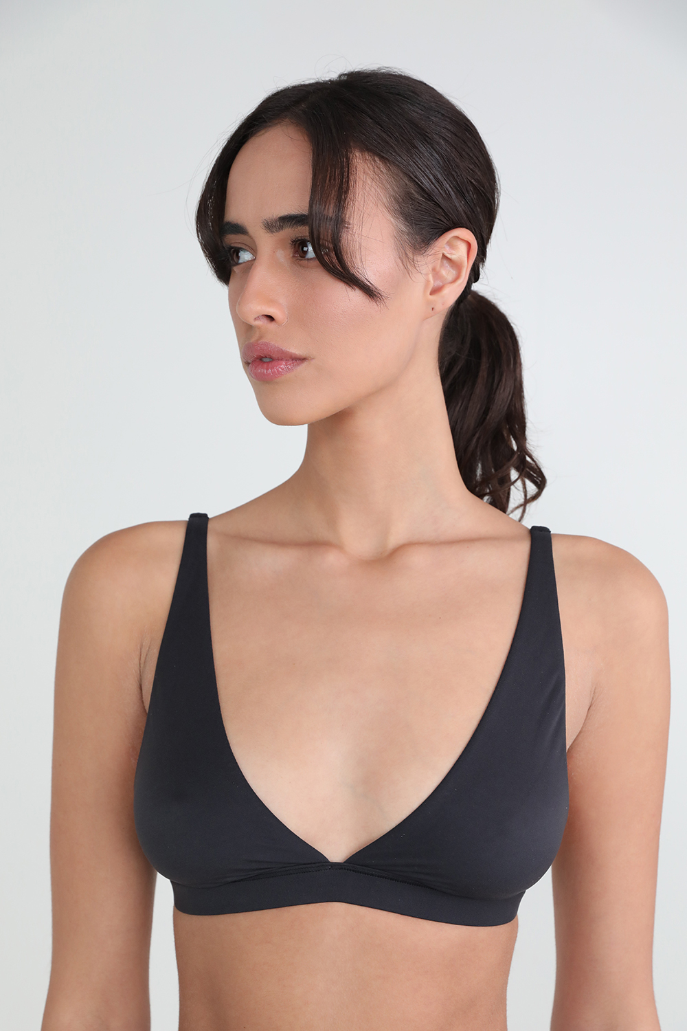 תמונת דוגמן קידמית של Wundermost Ultra-Soft Nulu Triangle Bralette