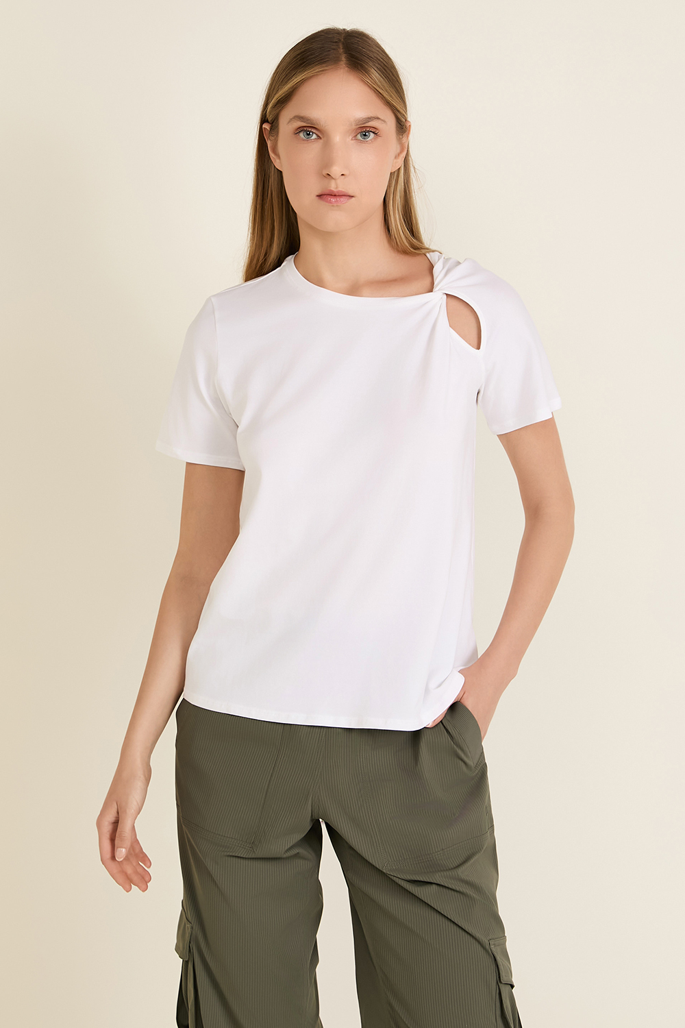 תמונת דוגמן קידמית של Cotton Shoulder-Twist T-Shirt