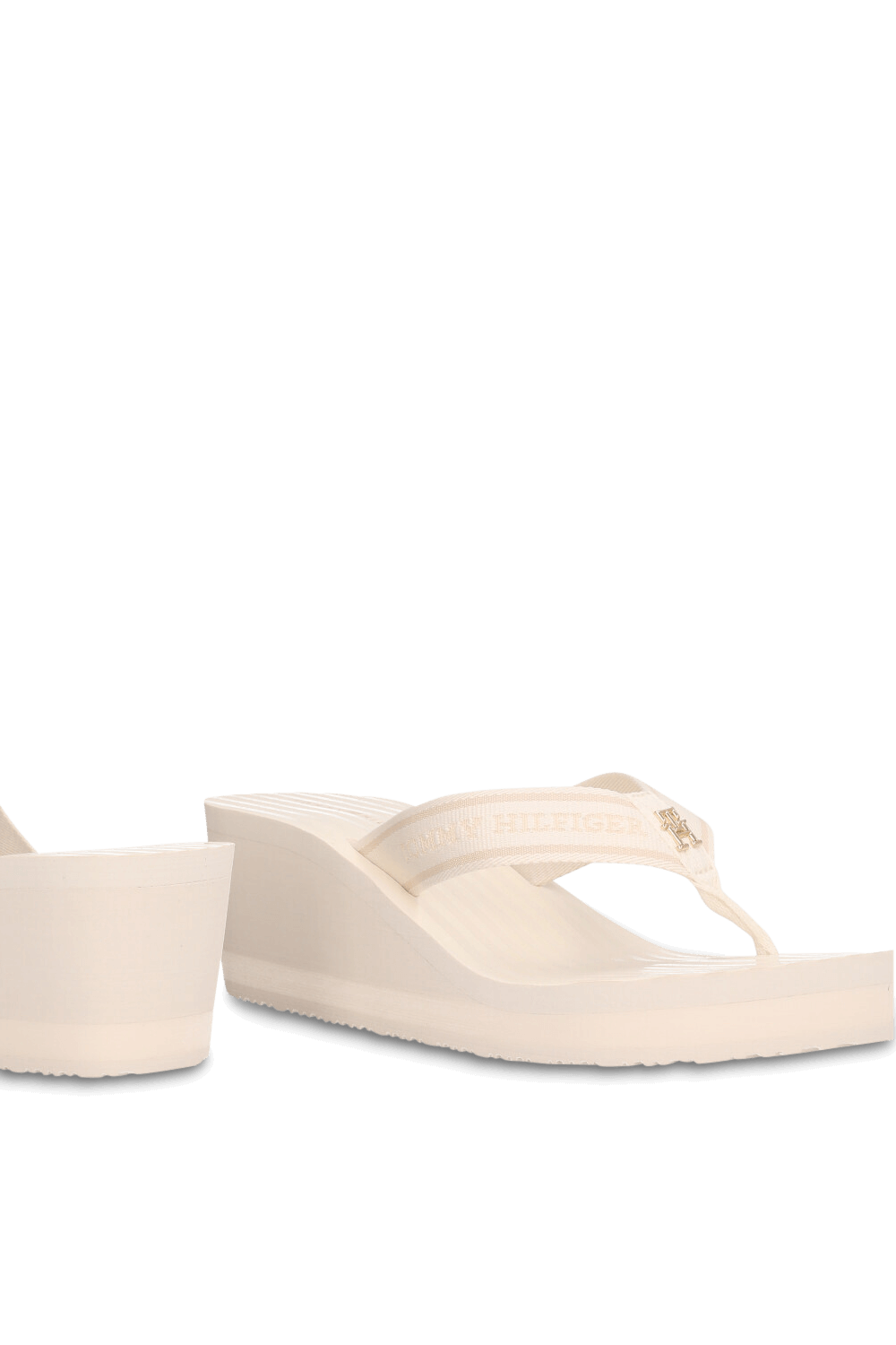 תמונת תקריב של כפכפי אצבע עקב