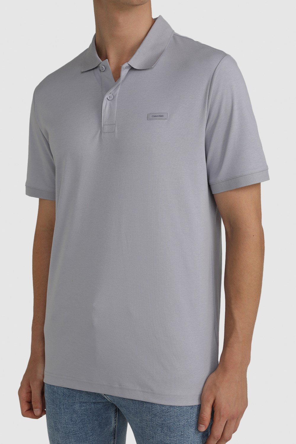 תמונת תקריב דוגמן של חולצת פולו