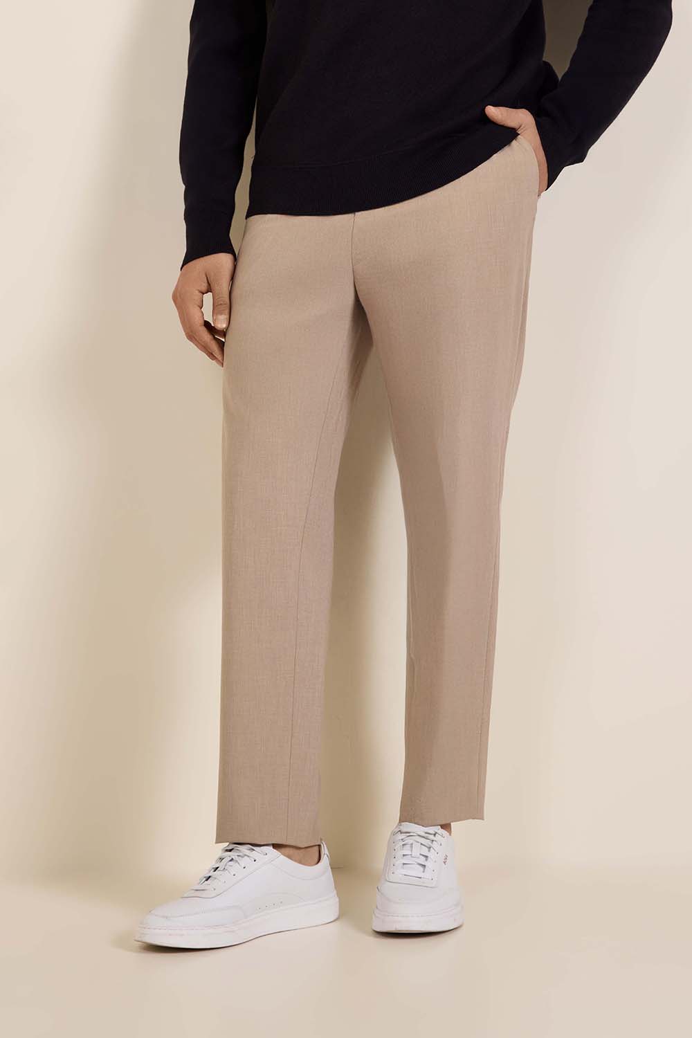 תמונת דוגמן קידמית של מכנסיים מחויטים בגזרת סלים פיט