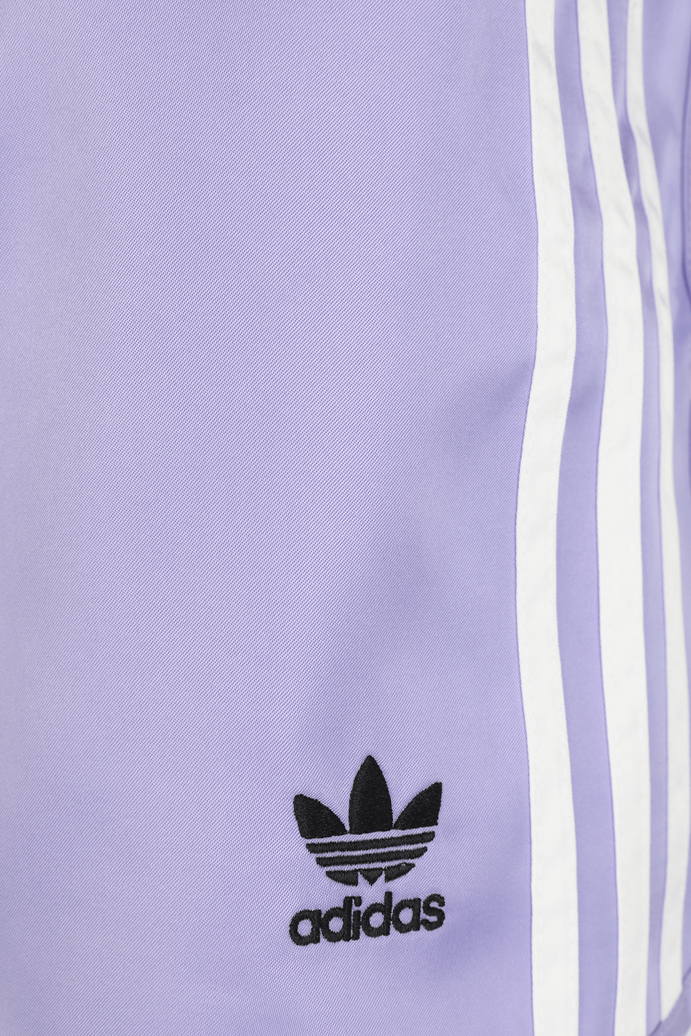 תמונת תקריב של אדידס X דריי קלין מכנסי בוקסינג סגולים