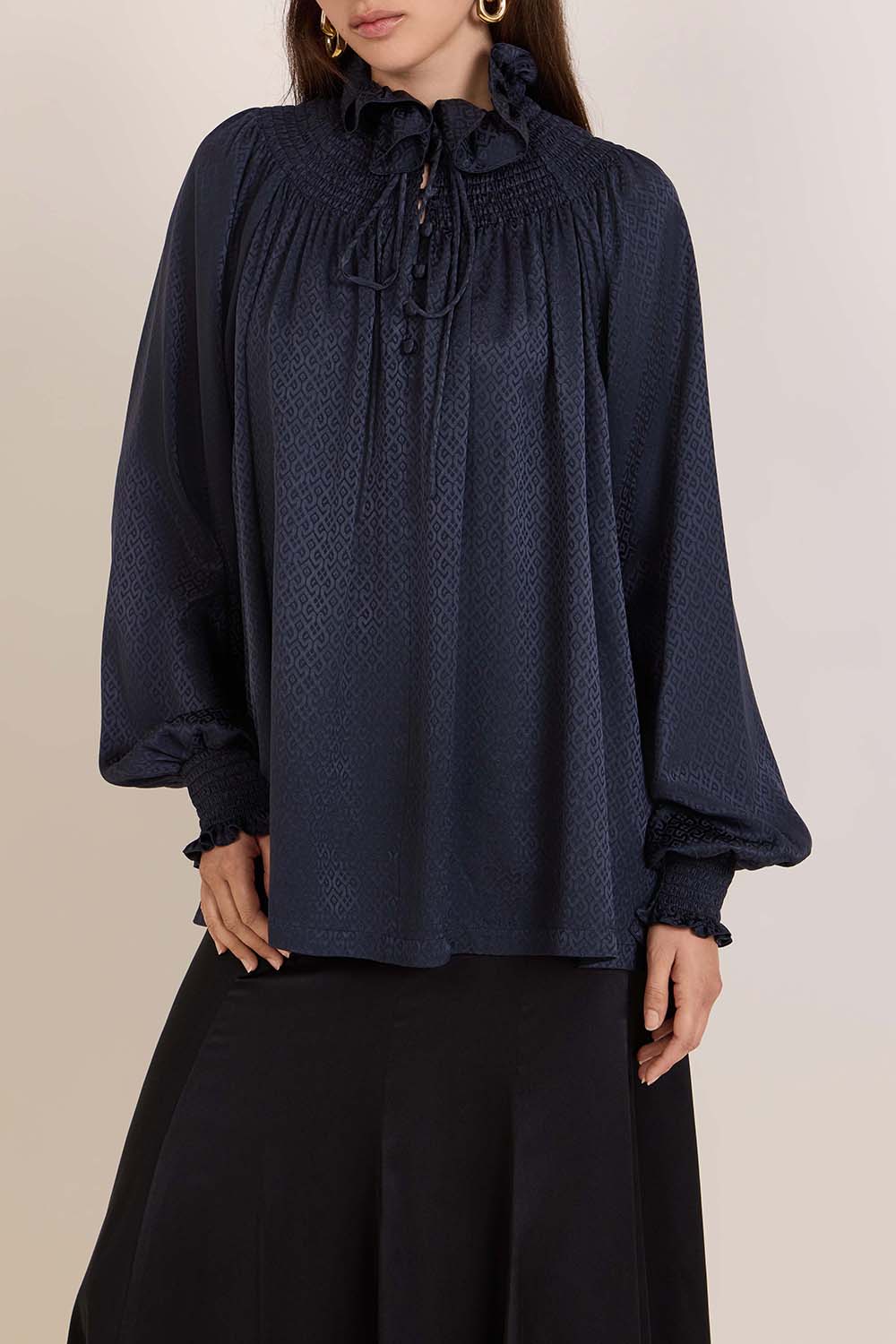 תמונת דוגמן קידמית של חולצה רומנטית