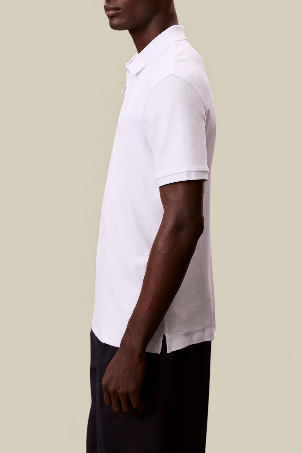 תמונת תקריב דוגמן של חולצת פולו